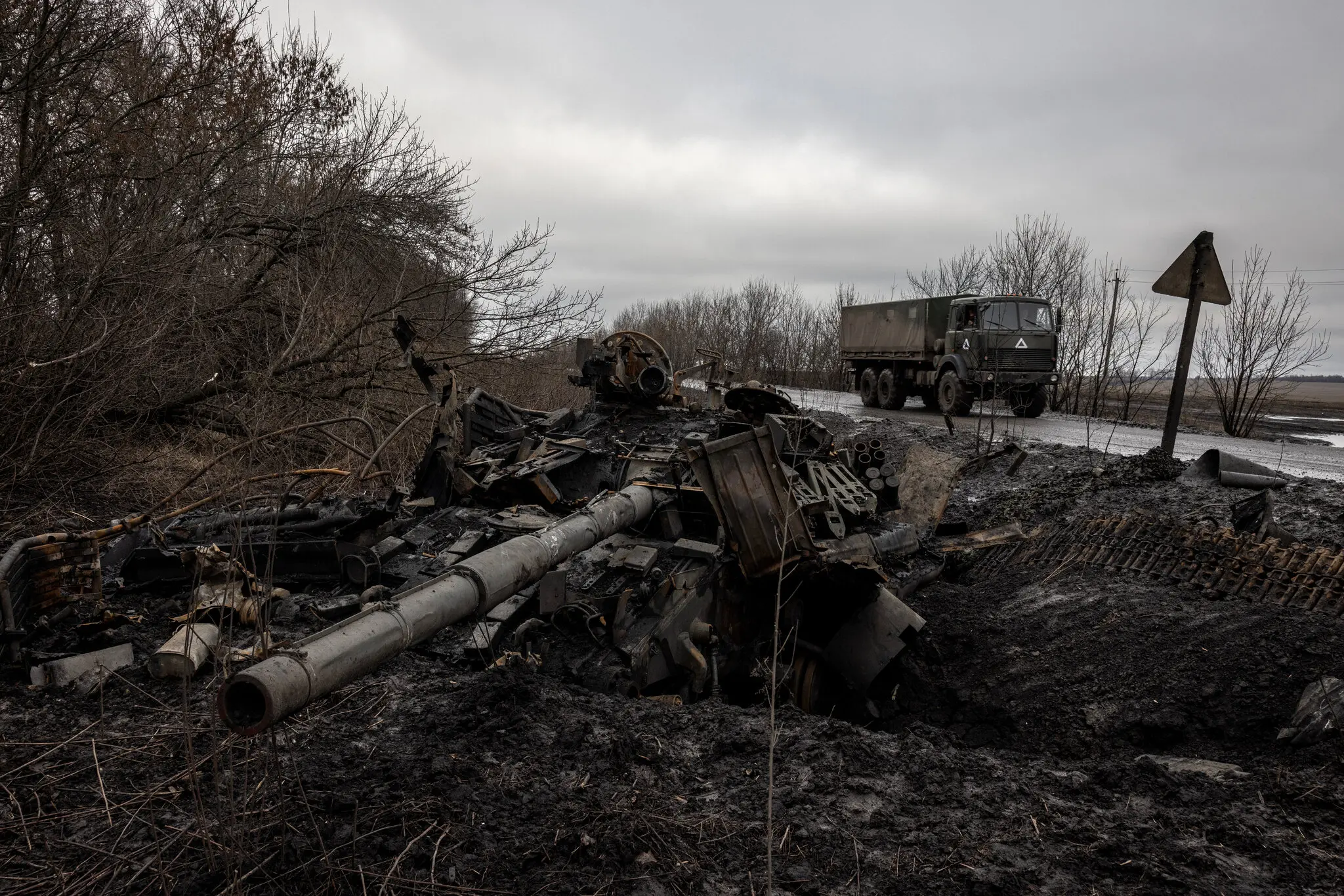 Знищений український танк у четвер за кілька миль від кордону з Курською областю Росії.
